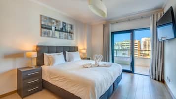 3 habitaciones, escritorio y tabla de planchar con plancha