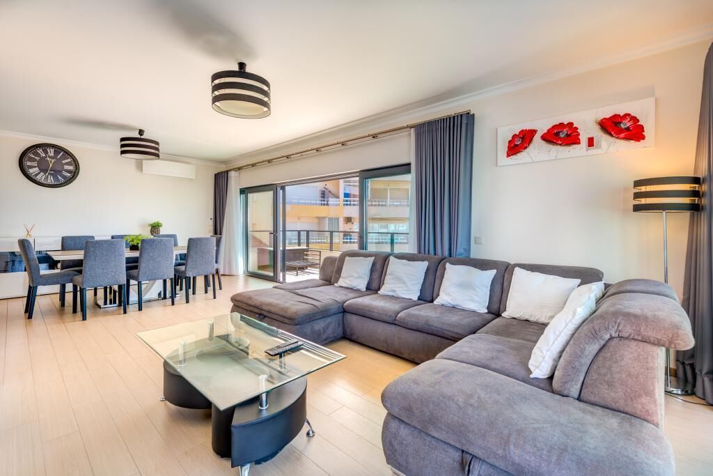 Smart-TV, DVD-spiller, bøker og stereoanlegg