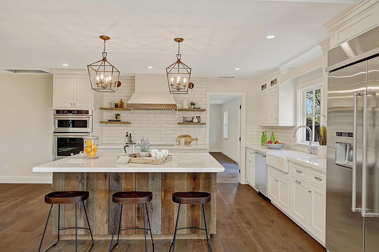 Well equipped kitchen, with everything needed to cook meals.