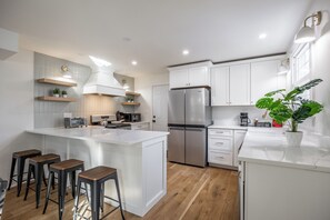 Kjøleskap, mikrobølgeovn, ovn og kokeplater