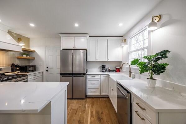 Kjøleskap, mikrobølgeovn, ovn og kokeplater