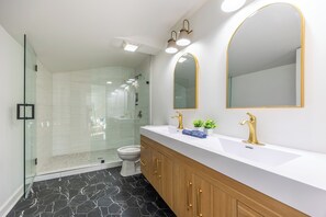 Shower, hair dryer, towels, soap - Near Ravinia and Navy Base, charming 3-bedroom house in peaceful Highland Park (Highland Park)