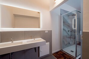 Dusche, Haartrockner, Bidet, Handtücher