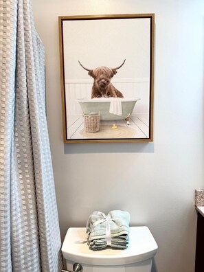 Interior - The Cozy Corner, 2-bedroom townhome in charming Newark with WiFi, and parking (Newark)