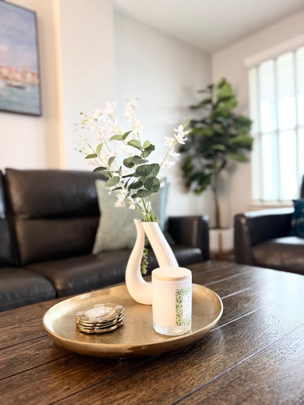 A wooden tray with a candle and a vase of flowers on a table. - The Cozy Corner, 2-bedroom townhome in charming Newark with WiFi, and parking (Newark)