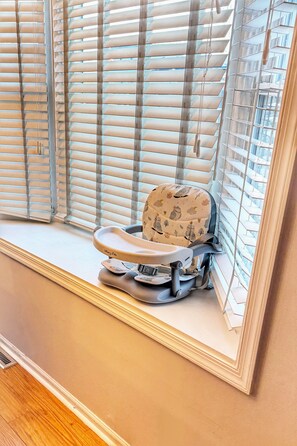 Interior - The Cozy Corner, 2-bedroom townhome in charming Newark with WiFi, and parking (Newark)