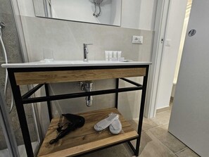 Comfort tweepersoonskamer, terras | Badkamer | Een douche, gratis toiletartikelen, een haardroger, een bidet