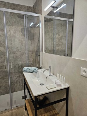 Comfort-Doppelzimmer, Terrasse | Badezimmer | Dusche, kostenlose Toilettenartikel, Haartrockner, Bidet