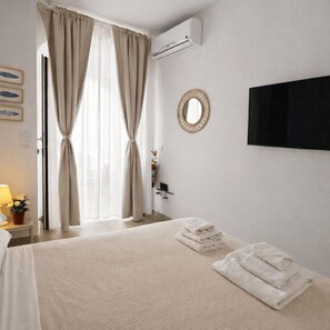 Comfort-Doppelzimmer, Terrasse | Kostenloses WLAN, Bettwäsche