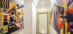 Caja fuerte, escritorio, espacio para trabajar con un portátil