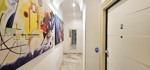 Caja fuerte, escritorio, espacio para trabajar con un portátil