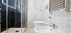 Sèche-cheveux, chaussons, serviettes fournies, savon