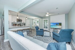 Smart TV - 10 Mins to Sullivan's Island w/Fenced Backyard, Cozy Mt. P Ranch (Mount Pleasant)