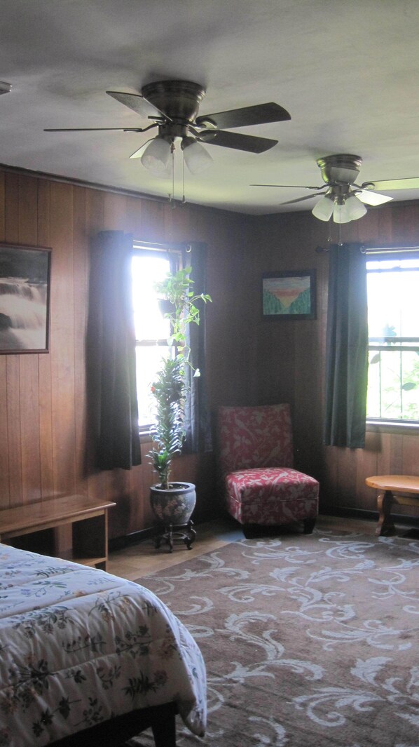 4 bedrooms, iron/ironing board, WiFi, bed sheets - Spacious 4-bedroom with WiFi
Centrally Located in Syracuse
Close to Everything (Syracuse)