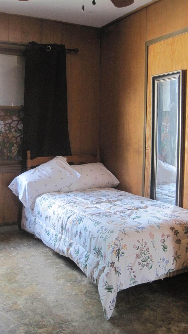 4 habitaciones, tabla de planchar con plancha, wifi y ropa de cama 