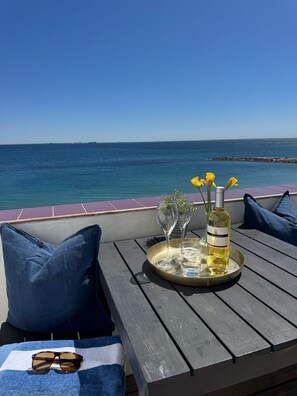 Outdoor dining - Beautiful Beachfront Studio Apartment with Sea View Balcony in Gibraltar (Gibraltar)