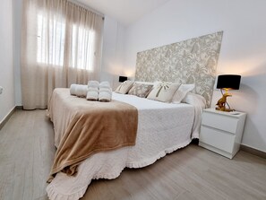 Appartement, 1 slaapkamer, balkon, uitzicht op zwembad | 1 slaapkamer