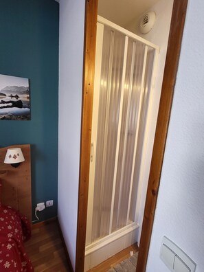 3 bedrooms, iron/ironing board, travel cot, WiFi
