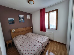 3 makuuhuonetta, silitysrauta/-lauta, vauvan matkasänky, Wi-Fi