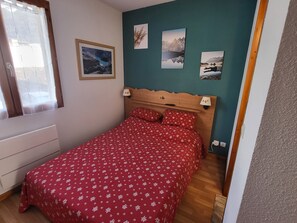 3 bedrooms, iron/ironing board, travel cot, WiFi