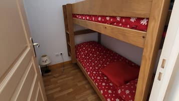 3 slaapkamers, een strijkplank/strijkijzer, reisbedje, wifi