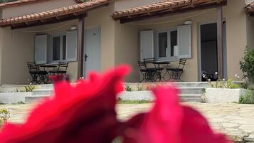 Estúdio standard, 3 camas de solteiro, sacada, vista para o mar | Terraço/pátio