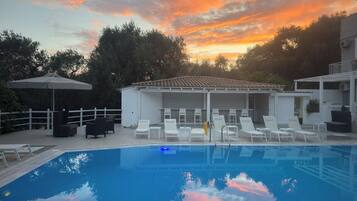 Piscina externa sazonal, funciona das 8h às 20h, espreguiçadeiras