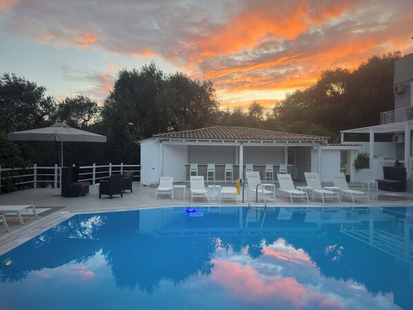 Seasonal outdoor pool, open 8:00 AM to 8:00 PM, sun loungers - Olga's Sea View Studios -500m from Ipsos (Corfu)