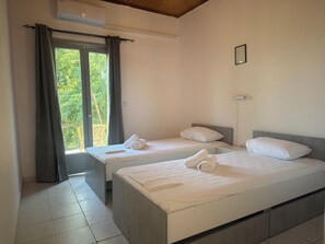 スタンダード スタジオ シングルベッド 2 台 テラス ガーデンビュー | 高級寝具、低反発ベッド、ノートパソコン用作業スペース、WiFi (無料)