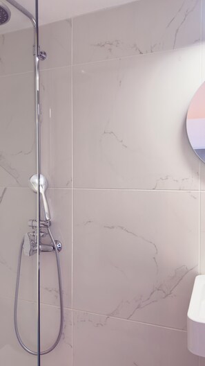 Standard Studio, 3 Twin Beds, Balcony, Sea View | Bathroom | Shower, hydromassage showerhead, towels, toilet paper - Olga's Sea View Studios -500m from Ipsos (Corfu)