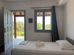 Standard Studio, Multiple Beds, Balcony, Vineyard View