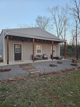 Exterior. Adorable Molly B Cabin 1-bedroom 1-bath w/parking/WiFi/AC