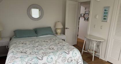 Cozy 2-bedroom condo in Watch Hill