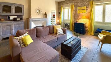 Télévision, livres, chaîne hi-fi