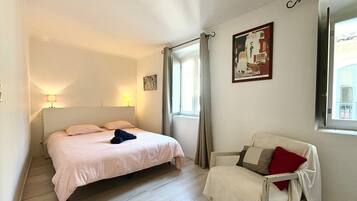 2 slaapkamers, een strijkplank/strijkijzer, internet, beddengoed