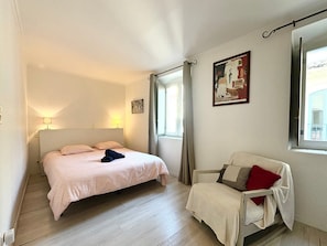 2 bedrooms, iron/ironing board, internet, bed sheets