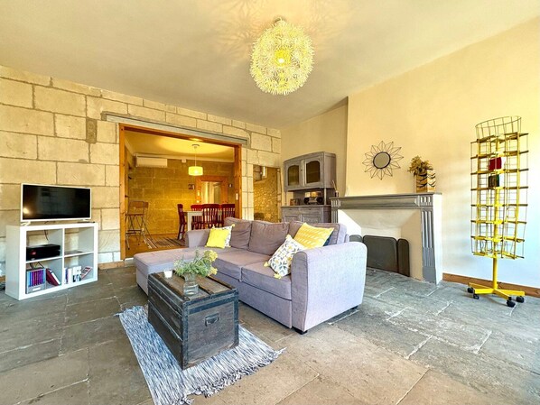 Fernseher, Bücher, Stereoanlage