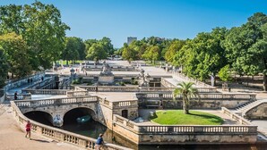 A historical park with stone bridges, statues, and a canal. - Le Studio des Tilleuls, Air-Conditioned & Real Bed (Nîmes)