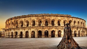 A historic building with a circular colonnade and a statue in front. - La Tropézienne, charm and comfort in the Gard. (Saint-Geniès-de-Malgoirès)