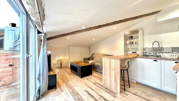 A modern loft apartment with a kitchen, dining area, and living space. - La Tropézienne, charm and comfort in the Gard. (Saint-Geniès-de-Malgoirès)