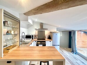 Kühlschrank, Mikrowelle, Ofen, Wasserkocher mit Kaffee-/Teezubehör