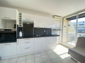 Fridge, oven, dishwasher, coffee/tea maker