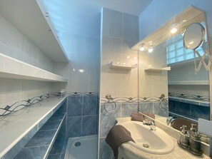 Dusch, hårtork och handdukar