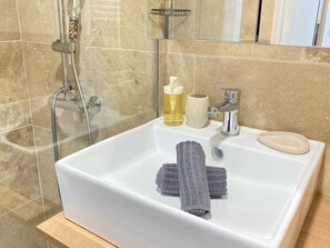 Douche, sèche-cheveux, serviettes fournies