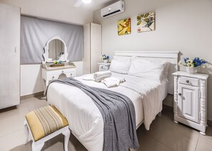 3 bedrooms, in-room safe, desk, travel crib