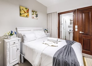 3 bedrooms, in-room safe, desk, travel crib