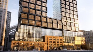Ein modernes Hochhaus mit Glasfassade und einem gut sichtbaren 'Nobu'-Schild am Fuße des Gebäudes.