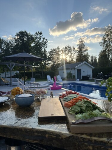 Exclusive lakeside accommodation with pool, jacuzzi & large living areas