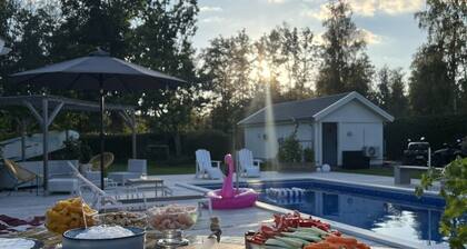 Exclusive lakeside accommodation with pool, jacuzzi & large living areas