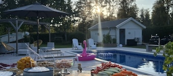 Exclusive lakeside accommodation with pool, jacuzzi & large living areas